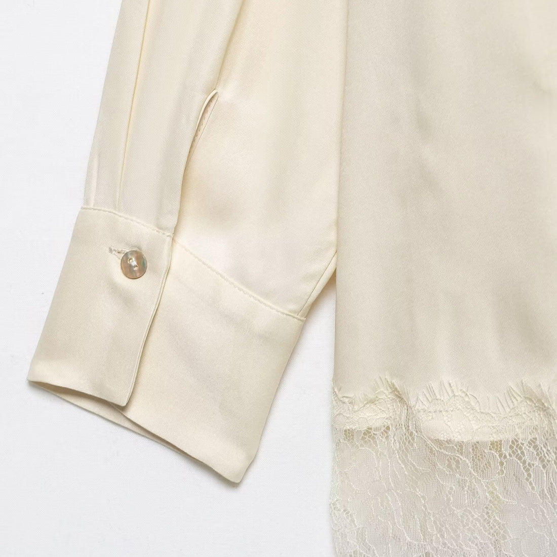 Damen Seidenähnliche Bluse mit verdeckter Knopfleiste und Spitzenbesatz Echoarchiv