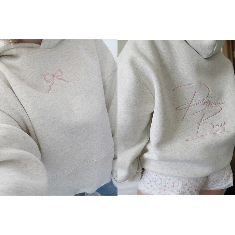 Damen Oversize Hoodie Sweatshirt mit zartem Stickdesign auf der Vorderseite und gesticktem Schriftzug auf der Rückseite – Auréline