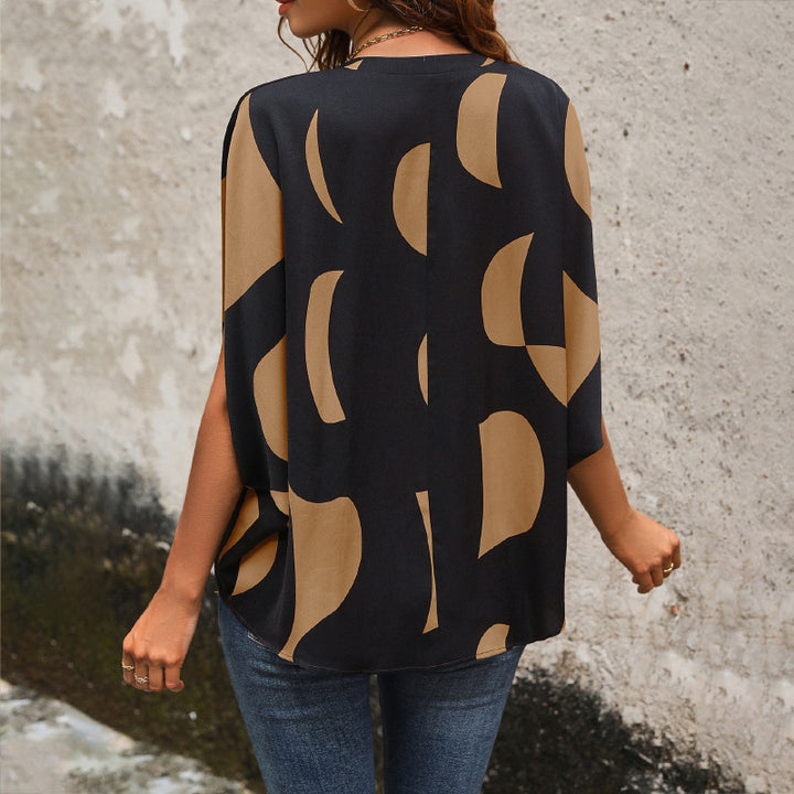 Damen Legeres Viskose-Blusenshirt mit abstraktem Print, V-Ausschnitt und überschnittener Kurzarm – Élovi