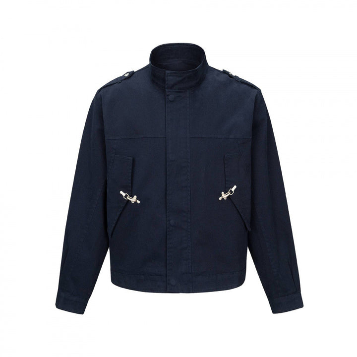 Herren Kurz geschnittene Field‑Jacke aus Baumwoll‑Canvas mit Stehkragen, Schulterklappen und verstellbaren Pattentaschen Echo Archiv