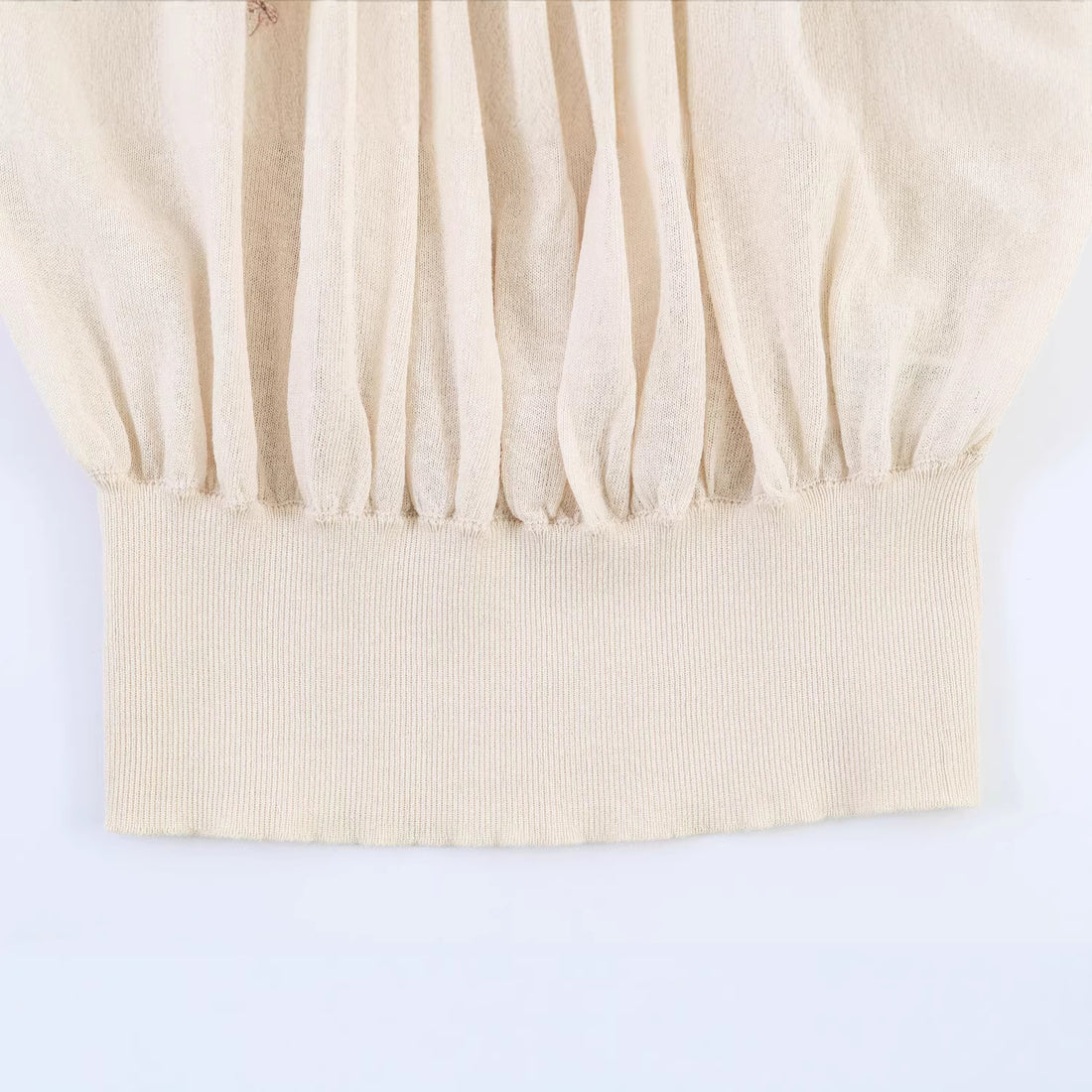 Damen Plissierter Feinstrick-Pullover mit Stehkragen und Ballonärmeln Echo Archiv
