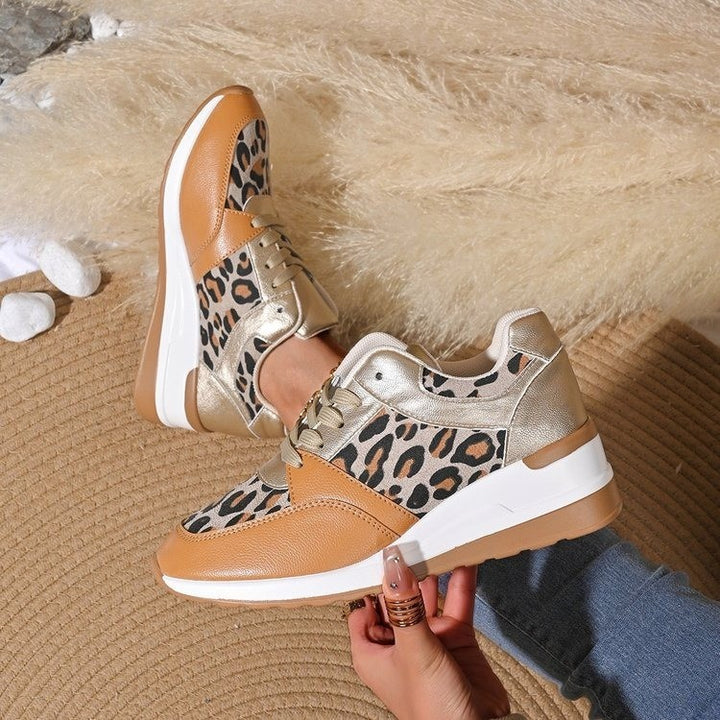 Damen stilvolle Plateau-Sneaker mit Leopardenmuster, gepolsterter Komfortinnensohle und glänzenden Einsätzen – Névara