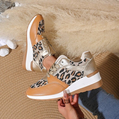 Damen stilvolle Plateau-Sneaker mit Leopardenmuster, gepolsterter Komfortinnensohle und glänzenden Einsätzen – Névara