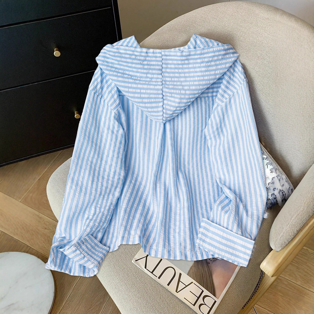 Damen Leichte gestreifte Kapuzen‑Overshirt mit Holzknöpfen und aufgesetzten Taschen – Avérine