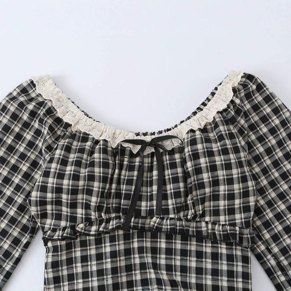 Damen Schulterfreies Karo-Cropped-Top mit Spitzenbesatz, geraffter Taille und Bindebändern Echoarchiv