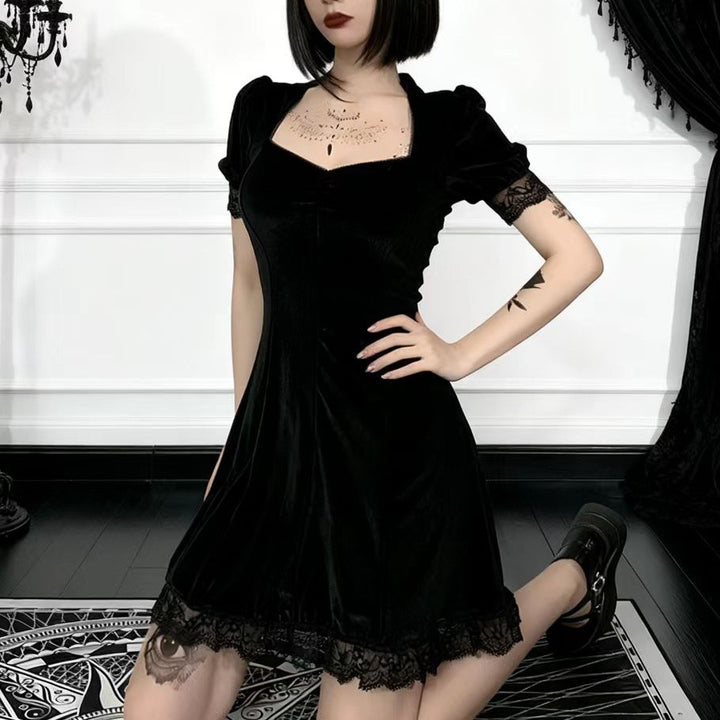 Damen Verspieltes Mini-Kleid mit Puffärmeln und zarter Spitze Echo Archiv