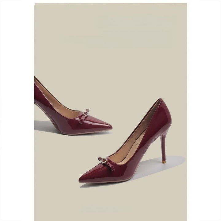 Damen Spitz zulaufende Lack‑Pumps mit hohem Stiletto‑Absatz und Kristall‑Schleifenapplikation – Lioré