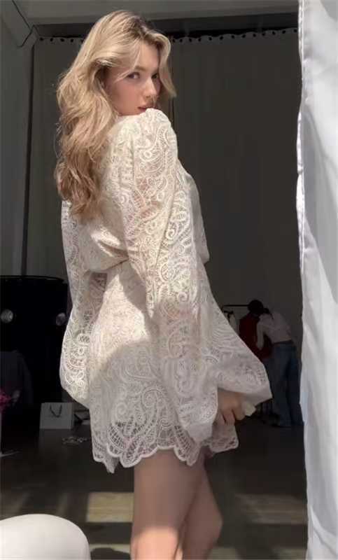 Damen Verspieltes Spitzenminikleid mit transparenten Ärmeln und gewelltem Saum Echoarchiv