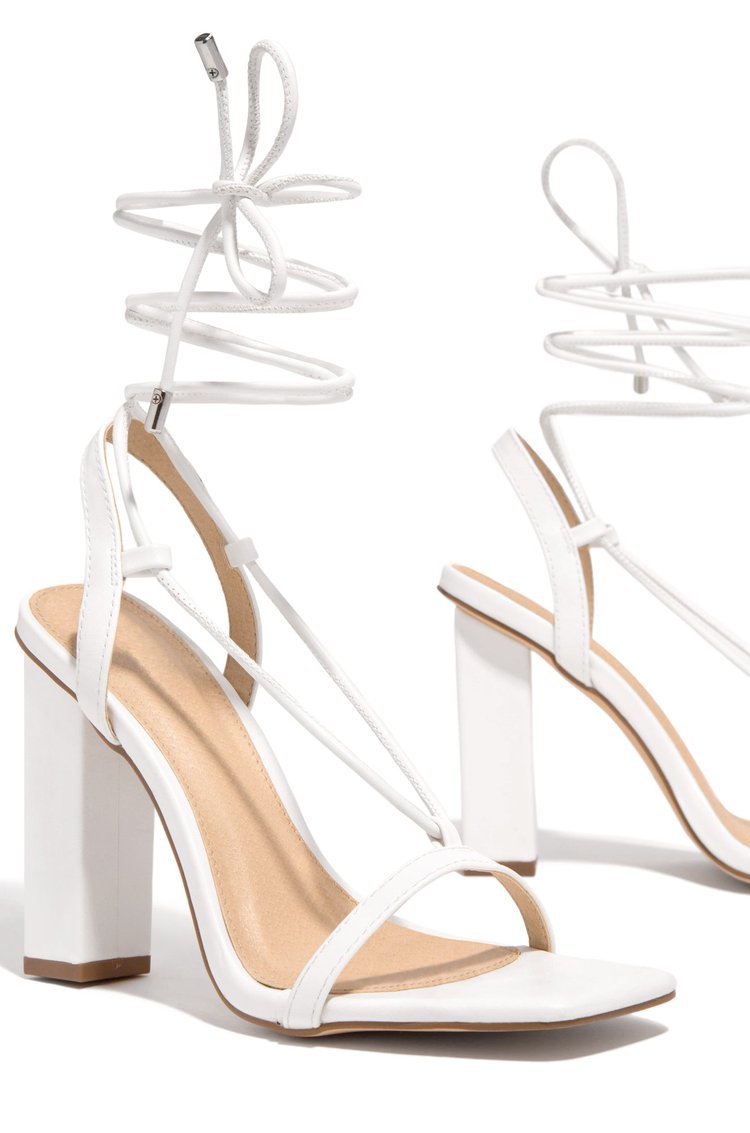 Damen nan filigrane Riemchensandalette mit quadratischer Zehenbox und knöchelbindendem Wickelriemen Echo Archiv