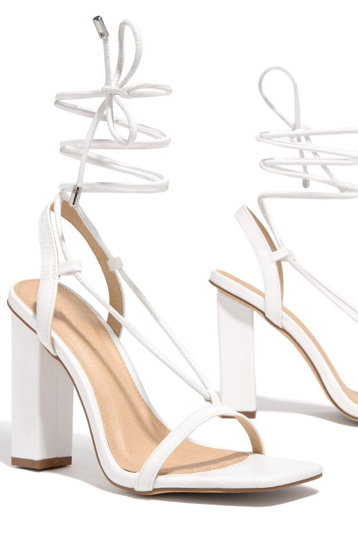 Damen nan filigrane Riemchensandalette mit quadratischer Zehenbox und knöchelbindendem Wickelriemen Echo Archiv
