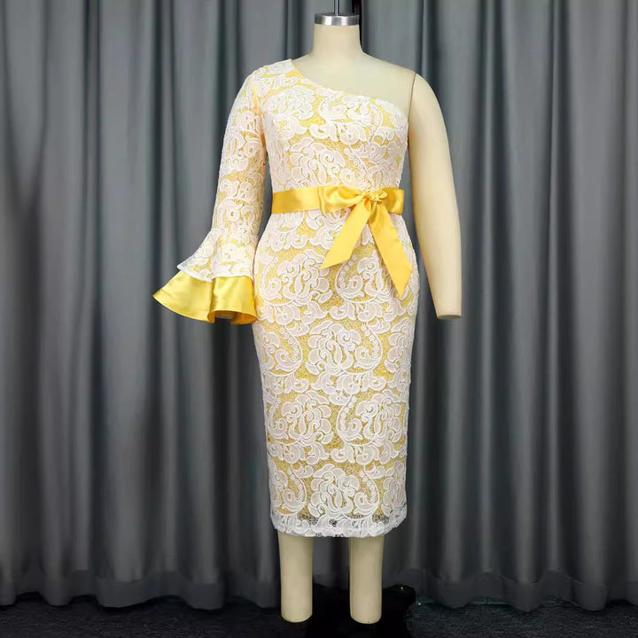 Damen Spitzenkleid mit asymmetrischem Schnitt und eleganten Volantärmeln Echo Archiv