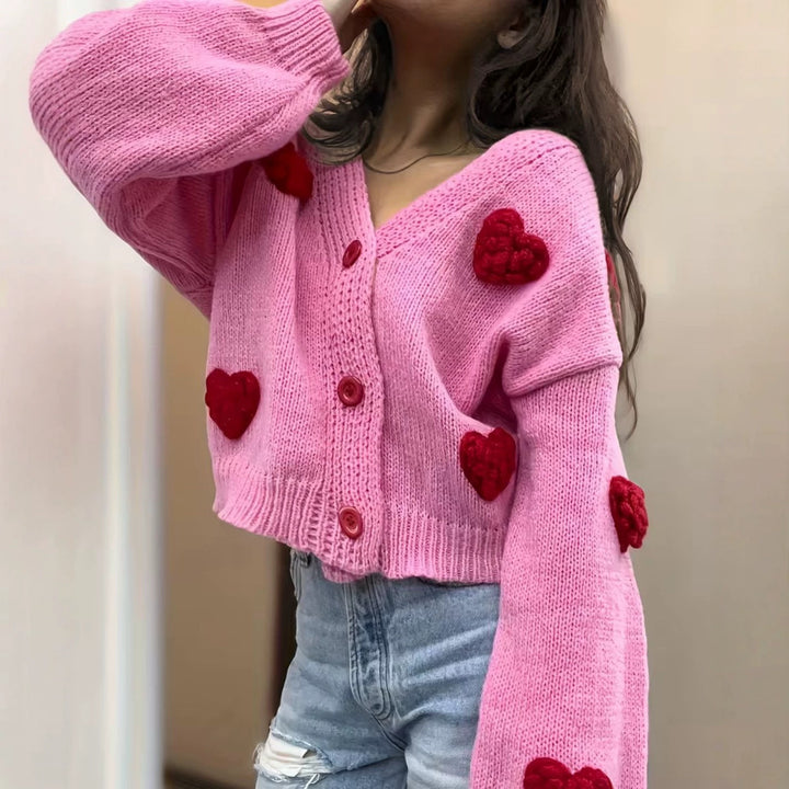 Damen Kurzgeschnittener V-Ausschnitt-Cardigan mit geprägten Herz-Applikationen und Schmuckknöpfen – Veloura