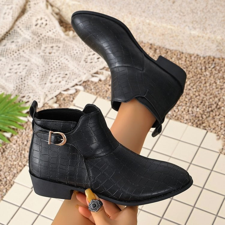 Damen Western-inspirierte Stiefelette mit spitzer Zehenpartie und dekorativer Metallschnalle Echoarchiv
