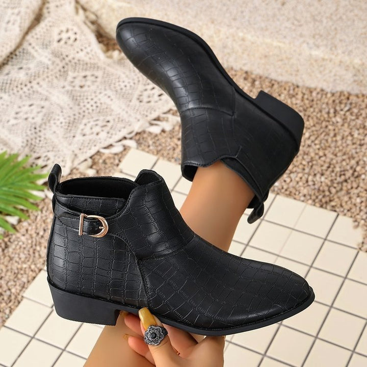 Damen Western-inspirierte Stiefelette mit spitzer Zehenpartie und dekorativer Metallschnalle Echoarchiv