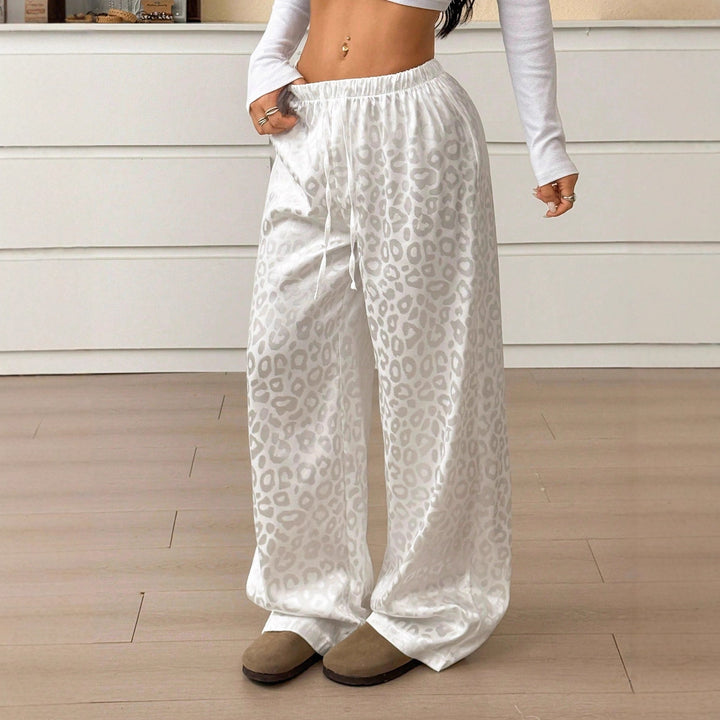 Damen Loungewear-Hose im Palazzo-Stil mit Leopardenjacquard und Kordelzug – Avérine