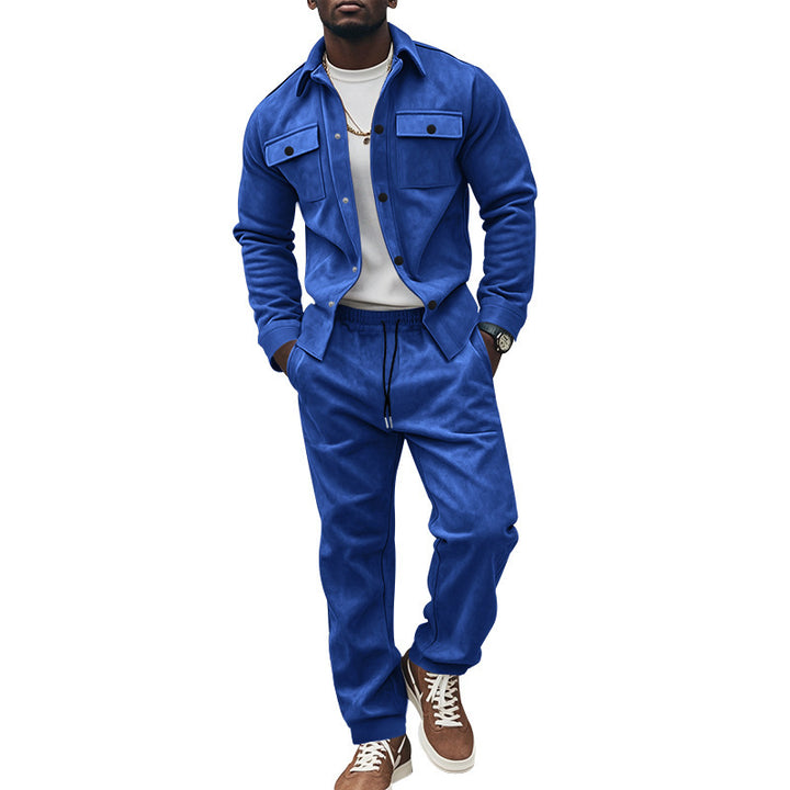 Herren moderne Utility-Jacke mit praktischen Brusttaschen und passender Hose Echoarchiv