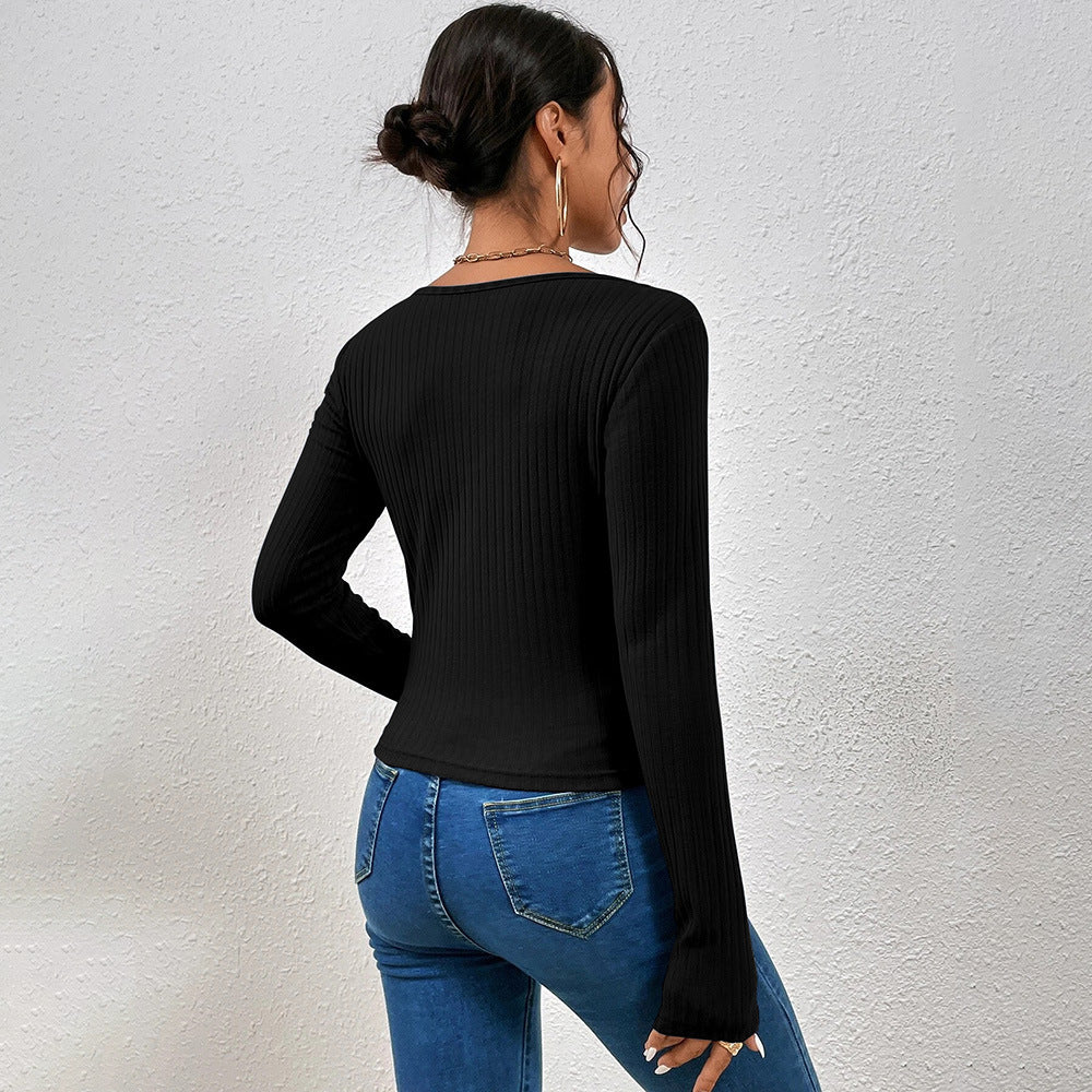 Damen geripptes Langarmshirt mit gekreuztem V‑Ausschnitt, ausgestellten Manschetten und figurbetonter Stretch-Passform – Avérine