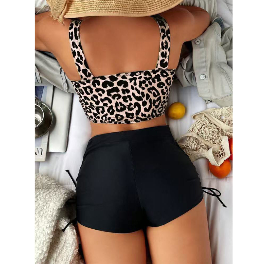 Damen Bikini-Set mit asymmetrischem Oberteil und sportlichen Shorts Echo Archiv