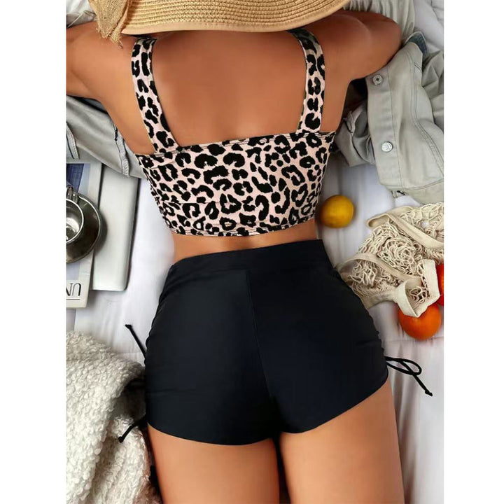 Damen Bikini-Set mit asymmetrischem Oberteil und sportlichen Shorts Echo Archiv