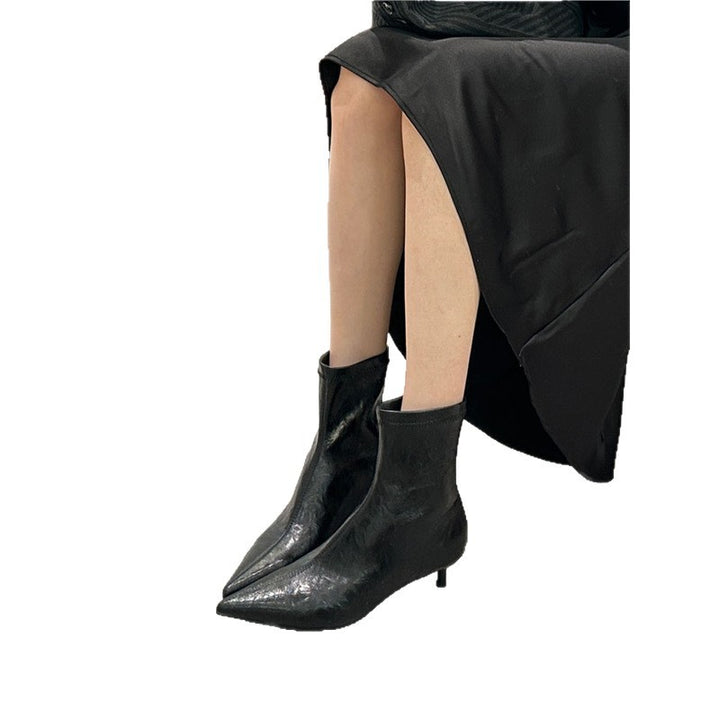 Damen spitz zulaufende Stiefeletten mit sculpted Kitten‑Heel und sockenhaftem Schaft – Varelle