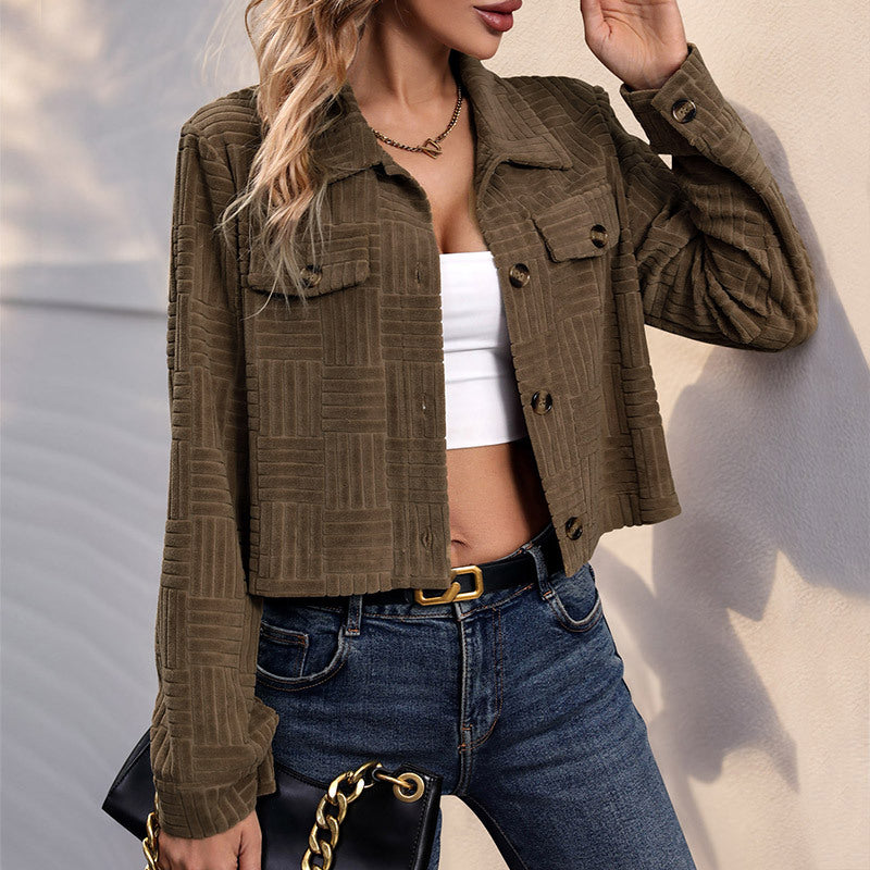 Damen Kurzjacke mit geometrischer Struktursteppung und aufgesetzten Brusttaschen Echoarchiv