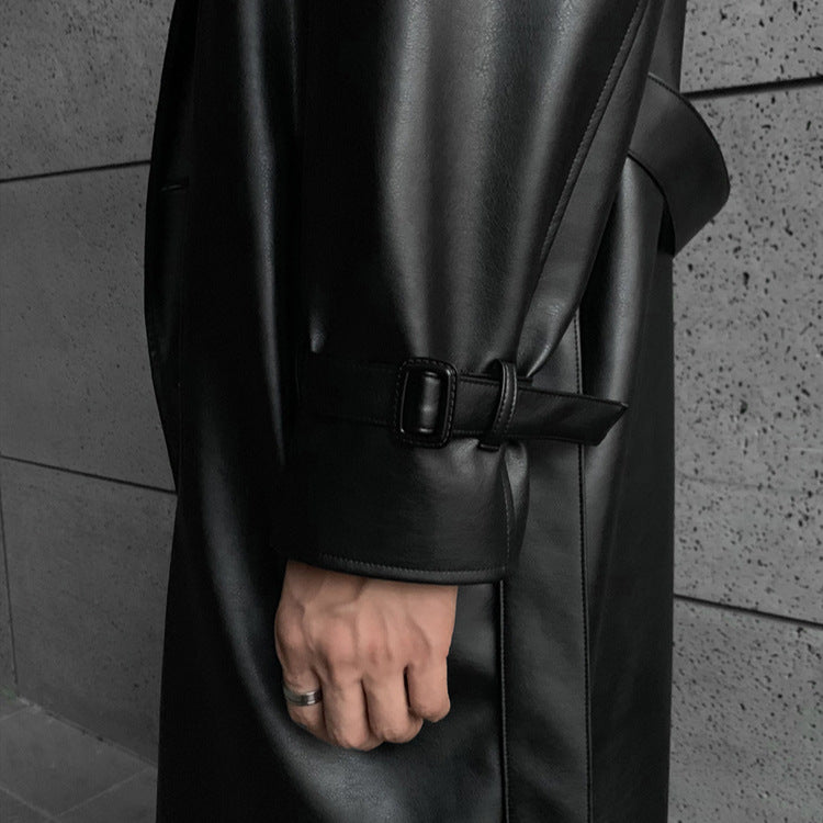 Herren modischer Longtrenchcoat aus hochwertigem Kunstleder mit elegantem Schnitt Echoarchiv
