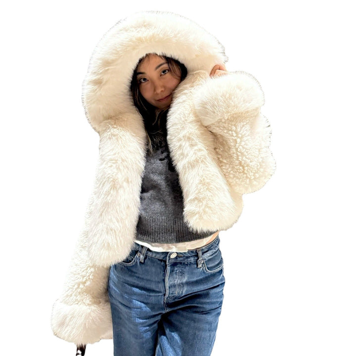 Damen Kurzjacke aus voluminösem Fauxfur mit XXL-Kapuze und Kugelärmeln Echoarchiv