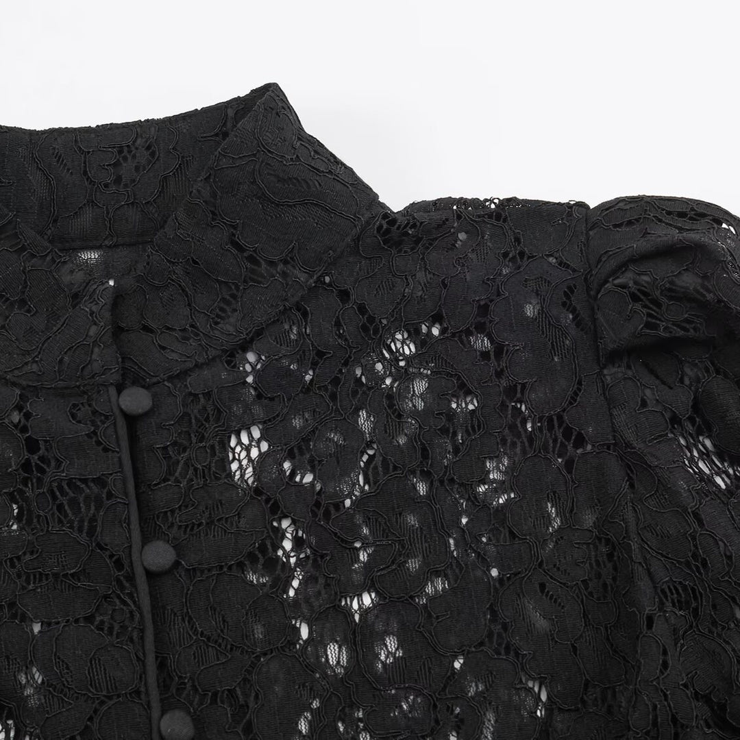 Damen kurz geschnittene transparente Spitzenbluse mit Stehkragen, Stoffknoopfleiste und gerafften Puffärmeln Echo Archiv