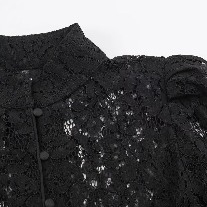 Damen kurz geschnittene transparente Spitzenbluse mit Stehkragen, Stoffknoopfleiste und gerafften Puffärmeln Echo Archiv