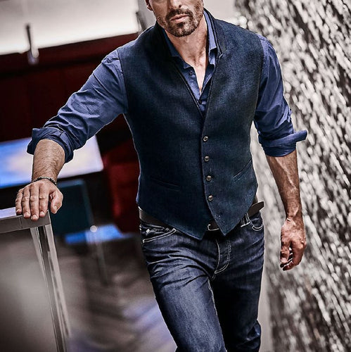 Herren eleganter Weste aus hochwertigem Material mit modischen Knopfdetails Echoarchiv