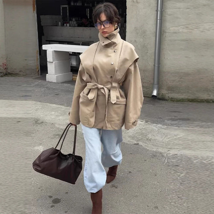 Damen 10+ taillierte Kurzjacke mit Schultercape, Stehkragen und Bindegürtel Echo Archiv