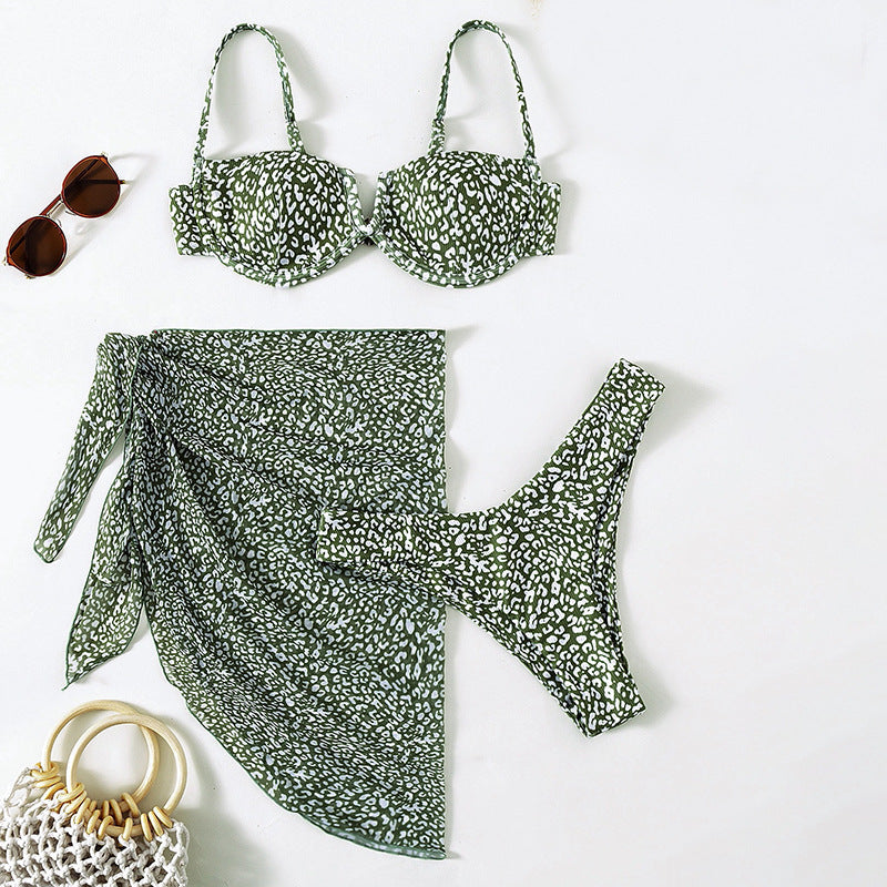 Damen Bikini-Set mit einem modernen Tiermotiv und elegantem Wickelrock Echo Archiv