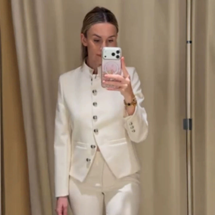 Damen Taillierter Blazer mit Stehkragen und silbernen Schmuckknöpfen Echoarchiv