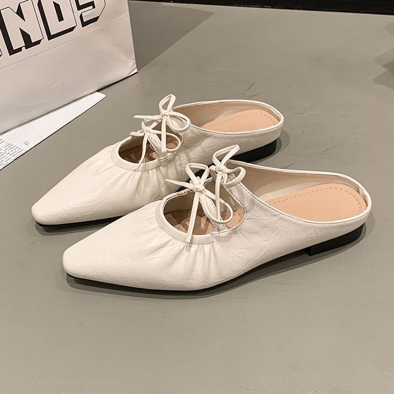 Damen Spitz zulaufende Metallic-Mules mit gerafftem Vorderblatt und Zierband‑Schnürung – Lioré