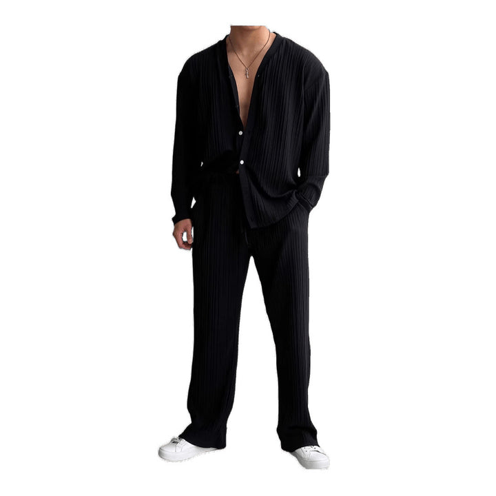 Herren lässiges Set aus gestreifter Hemdbluse und bequemen Hosen Echoarchiv
