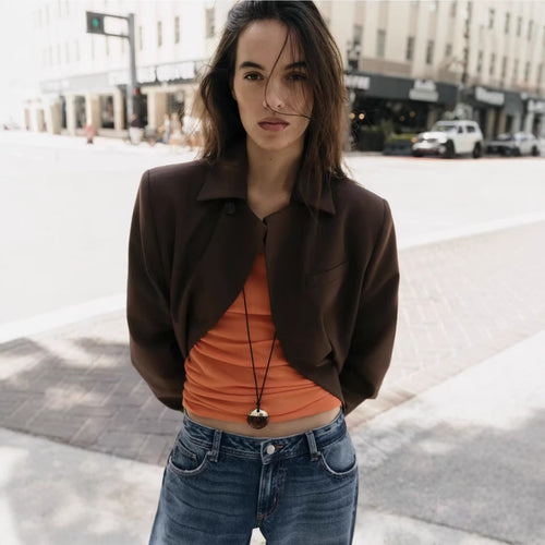 Damen Kurzer taillierter Blazer mit verdeckter Knopfleiste und geschwungenem Saum Echoarchiv
