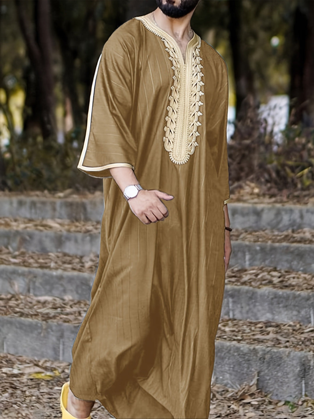 Herren traditioneller Kaftan mit kunstvollen Stickdetails Echoarchiv