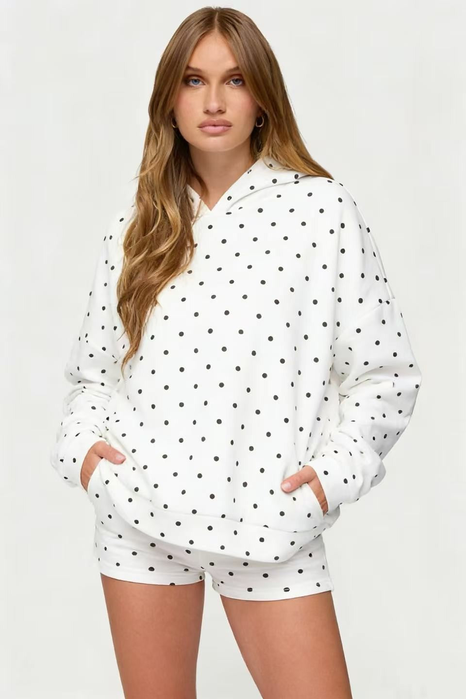 Damen nan gepunktetes Komfort-Set mit Kapuzensweatshirt, Kängurutasche und Shorts Echo Archiv