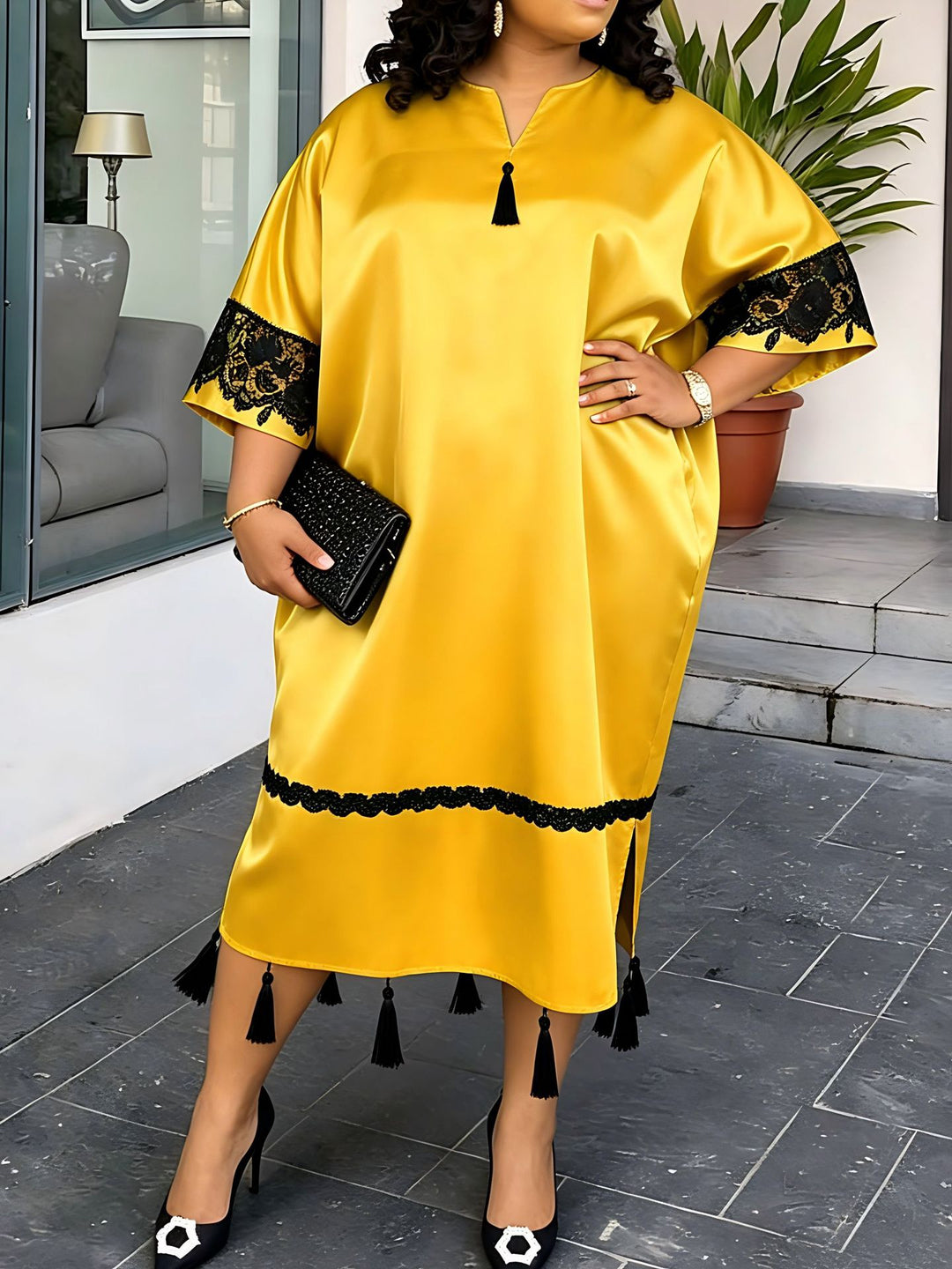 Damen Elegante Satin-Kaftanrobe mit Spitzenakzenten Echo Archiv