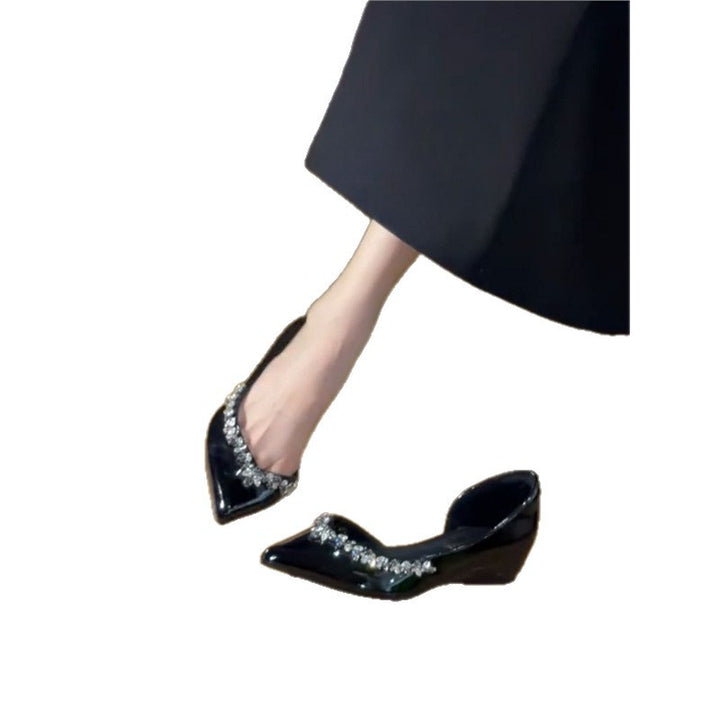 Damen Spitz zulaufende Patent‑Mule mit niedrigem Keilabsatz und funkelnder Kristallbordüre – Avérine