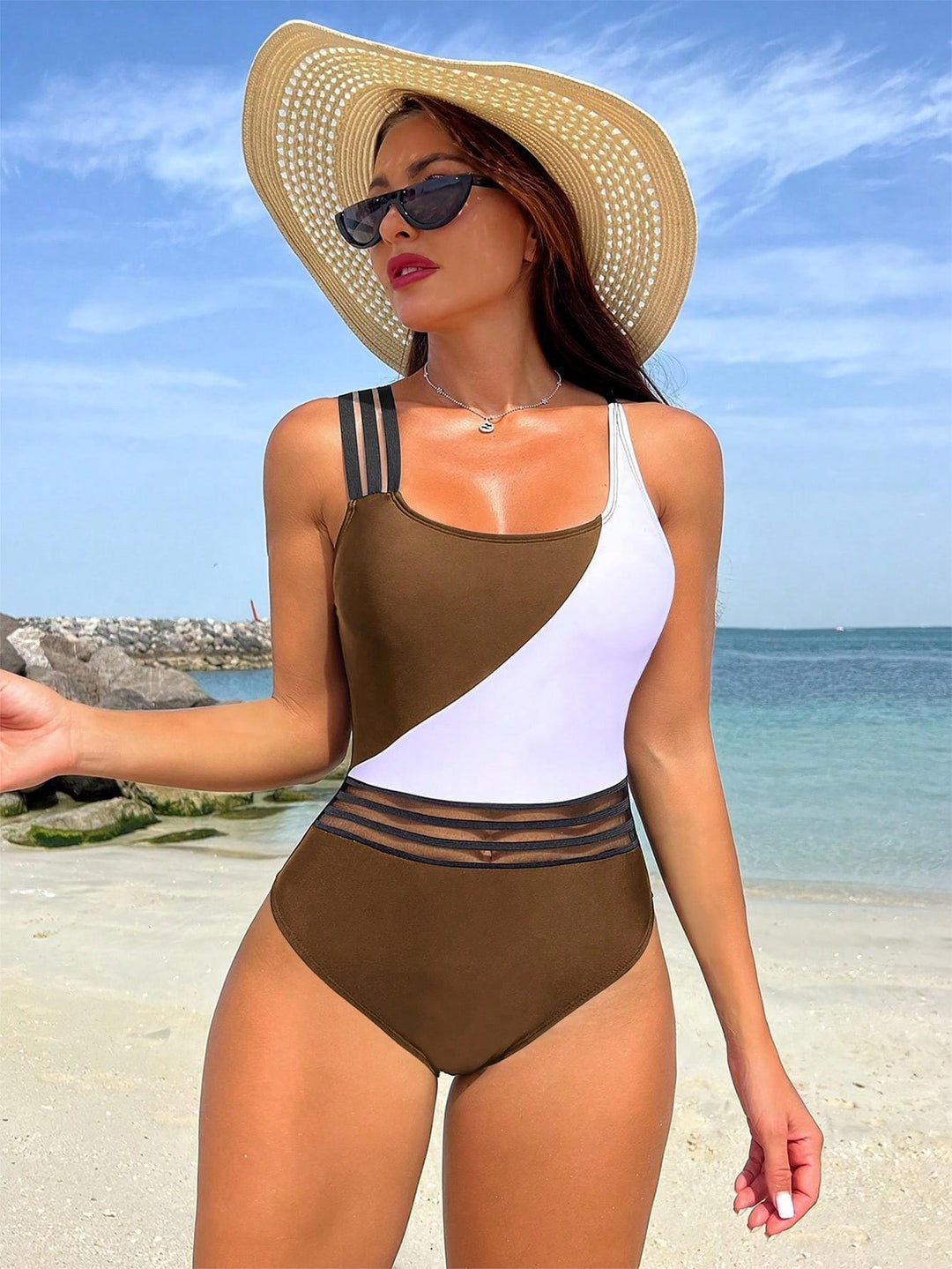 Damen Sportlicher Einteiler Badeanzug mit innovativem Schnitt Echo Archiv