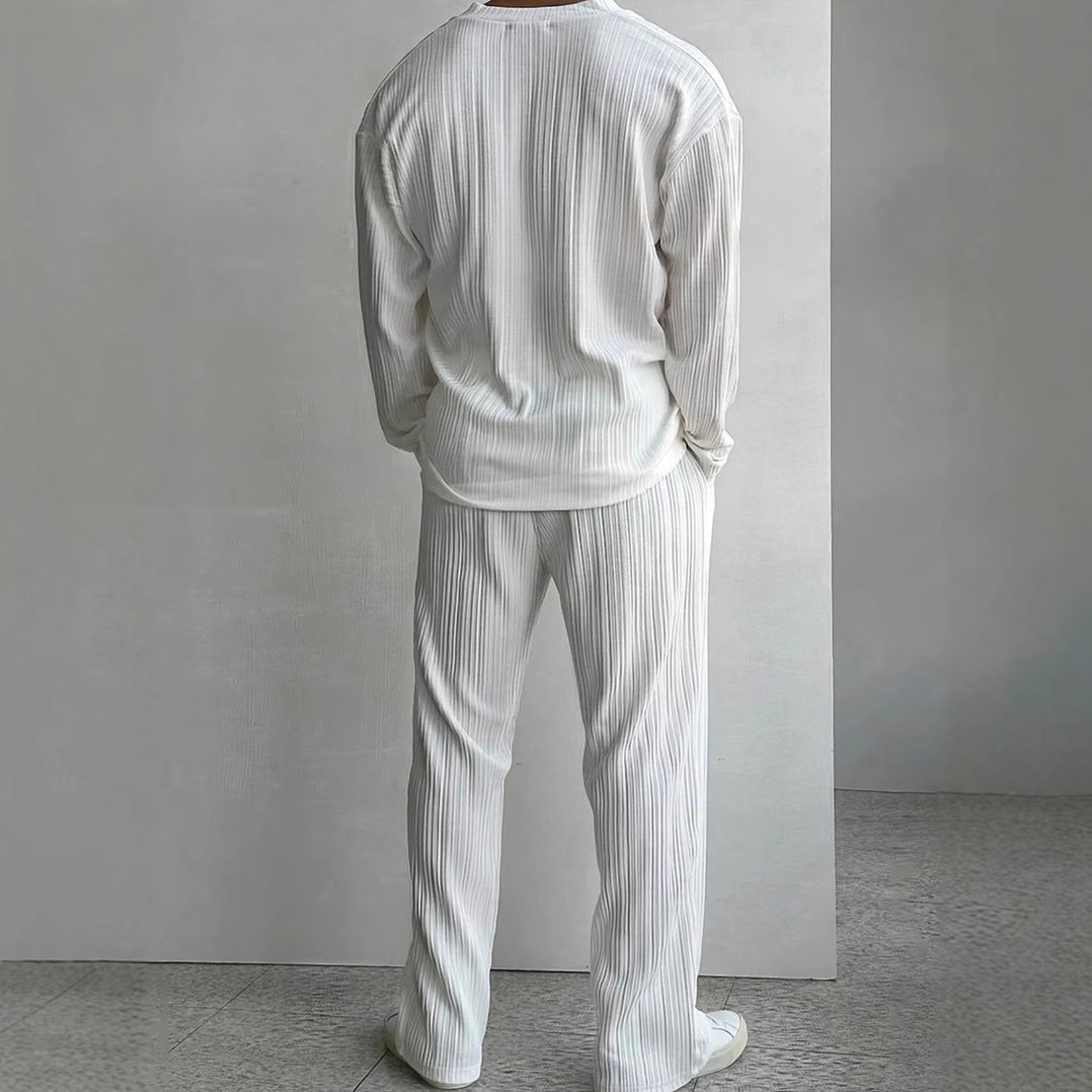 Herren lässiges Set aus gestreifter Hemdbluse und bequemen Hosen Echoarchiv