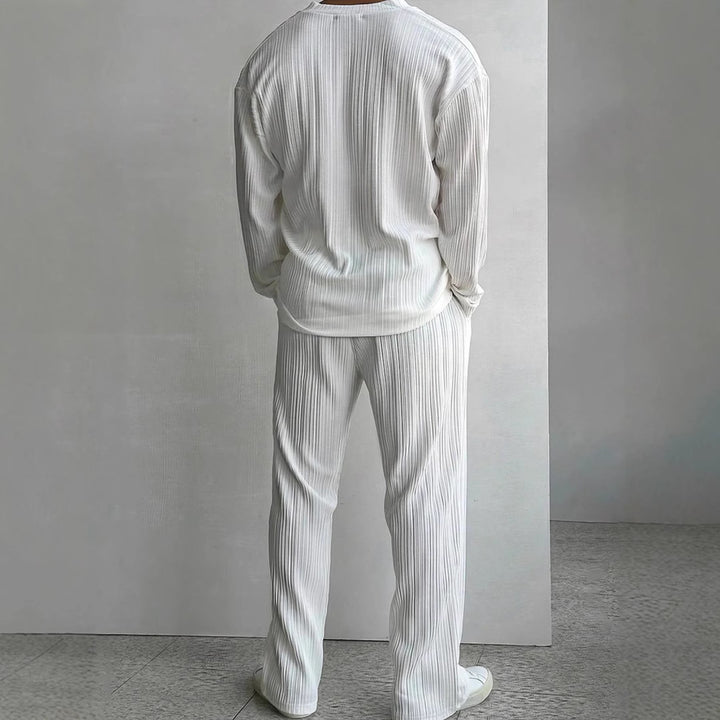 Herren lässiges Set aus gestreifter Hemdbluse und bequemen Hosen Echoarchiv