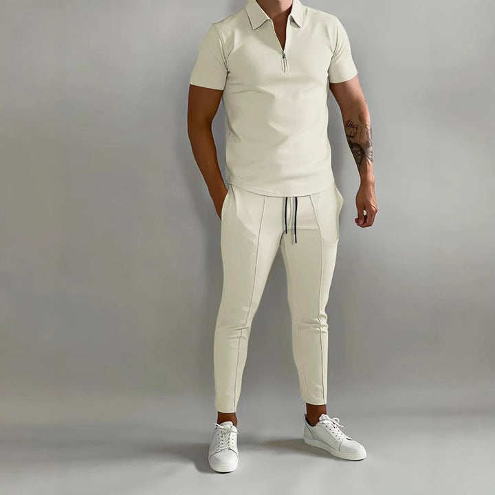 Herren sportliches Polo-Shirt mit modernem Reißverschluss und lässigen Slim-Fit-Hosen Echoarchiv