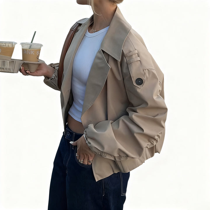 Damen verkürzter Trenchcoat mit doppelt geknöpfter Vorderseite, weitem Revers und elastischen Manschetten – Avérine