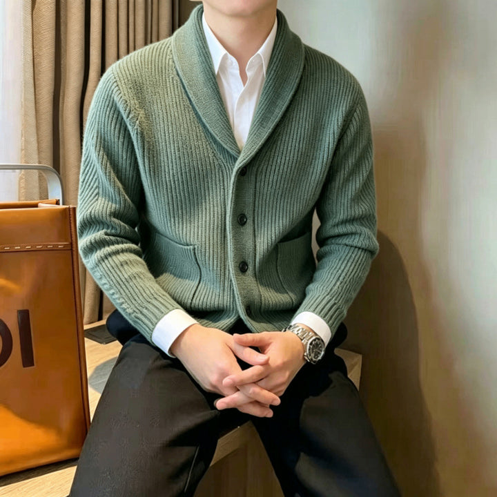 Herren Schalkragen-Strickcardigan mit Rippenstruktur, Knopfleiste und aufgesetzten Taschen Echoarchiv