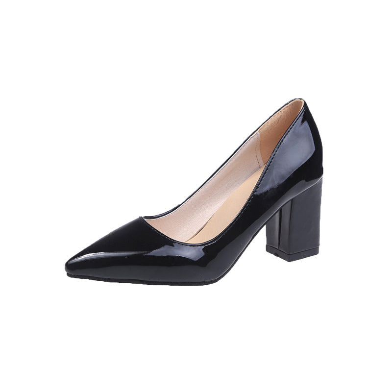 Damen Klassische Lack-Pumps mit spitzer Form und stabilem Blockabsatz Echo Archiv