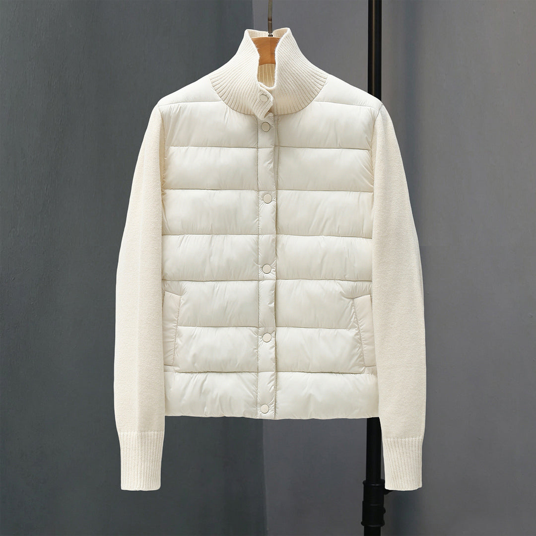 Damen gesteppte Hybridjacke mit wattierter Frontpartie, Feinstrickärmeln und hohem Rippenkragen – Célinea