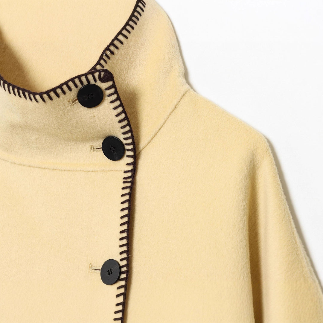 Damen Cape-Mantel mit Stehkragen, asymmetrischer Knopfleiste und Ziernaht Echo Archiv