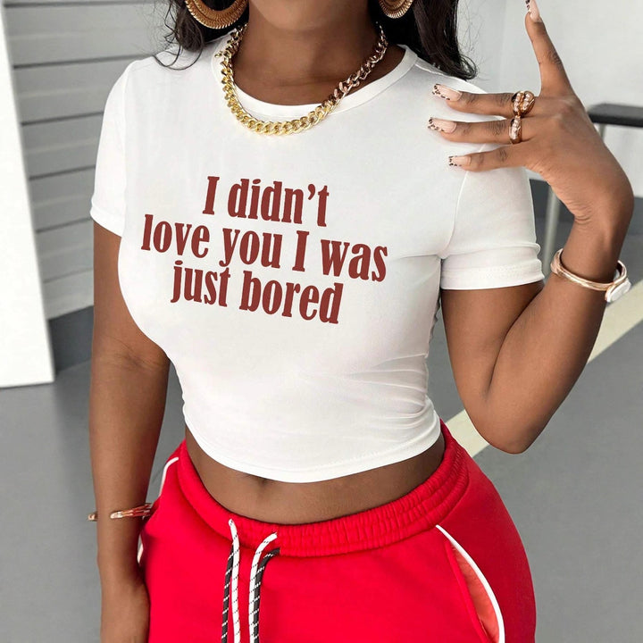 Damen Crop-Shirt mit kreativem Statement und figurbetontem Schnitt Echo Archiv